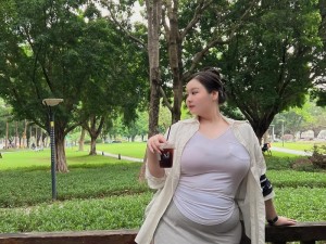 BigFatAssBBW 是一款适用于成人的产品，拥有丰满身材的人会对它爱不释手