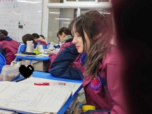 一群女同学玩我JIJI—震惊一群女同学竟对男同学做出这种事